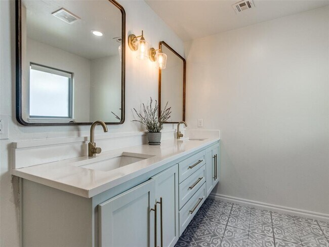Building Photo - 4101 N Hammond Ave