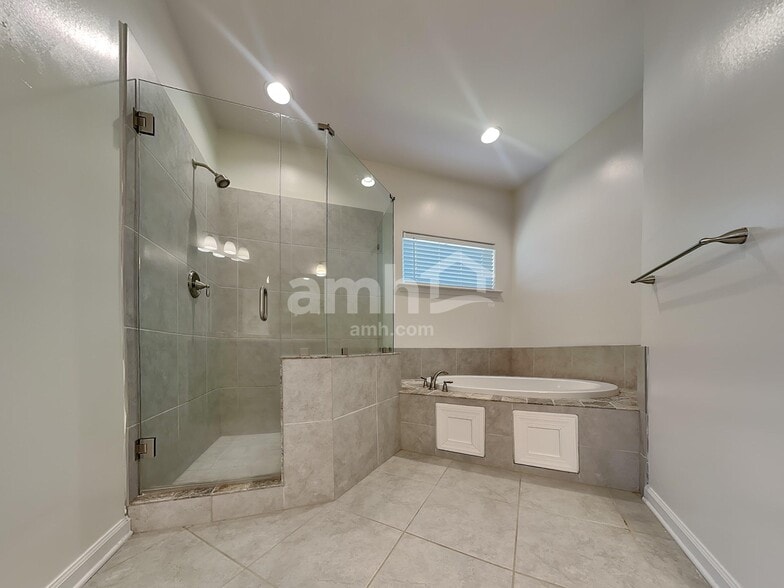 Building Photo - 5571 Stonecrest Dr