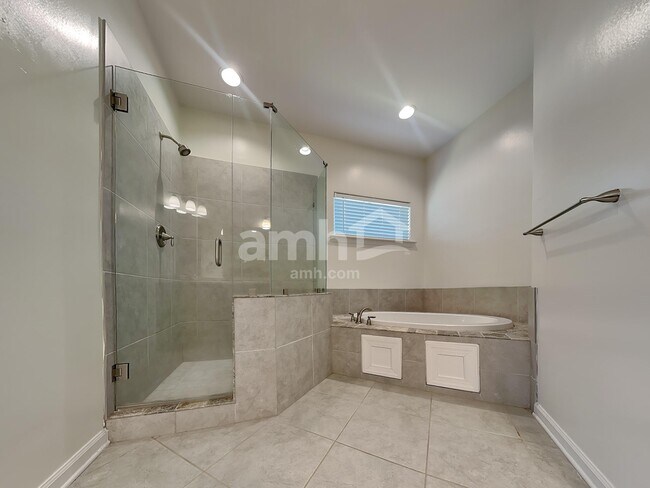 Building Photo - 5571 Stonecrest Dr