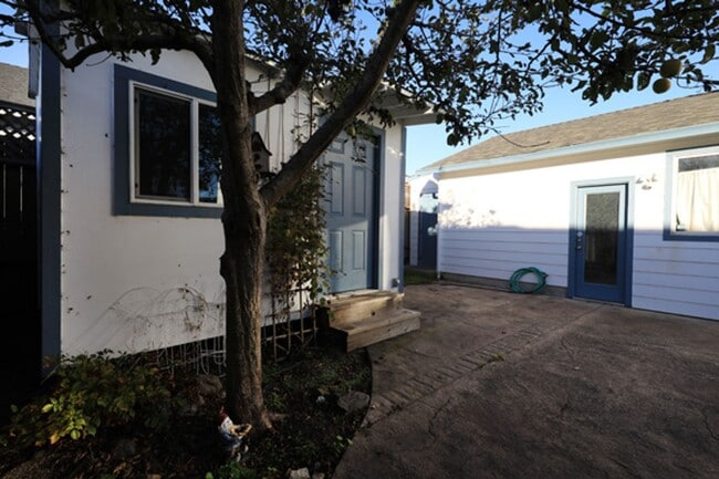 Building Photo - Spacious 3/2 with large yard