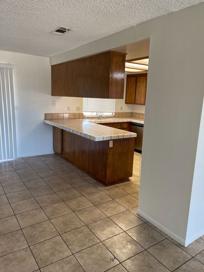 Building Photo - 4 BEDROOM APPLE VALLEY HOME ON CUL DE SAC!