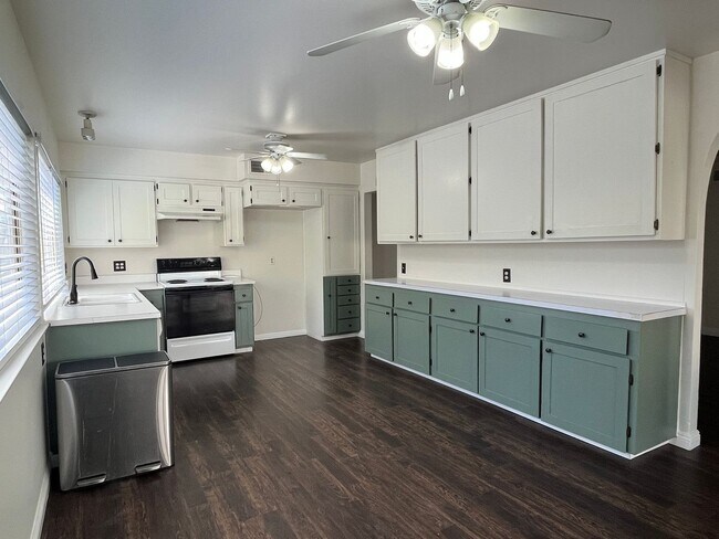 Building Photo - 4 Bedroom, 2 bath home for rent in Huntington Beach