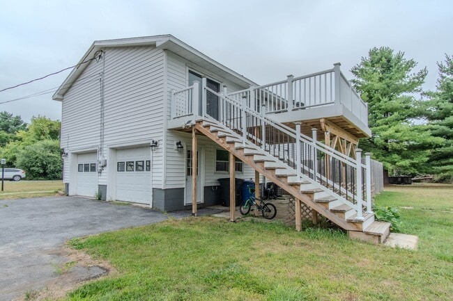 Building Photo - 102 Pine Dr