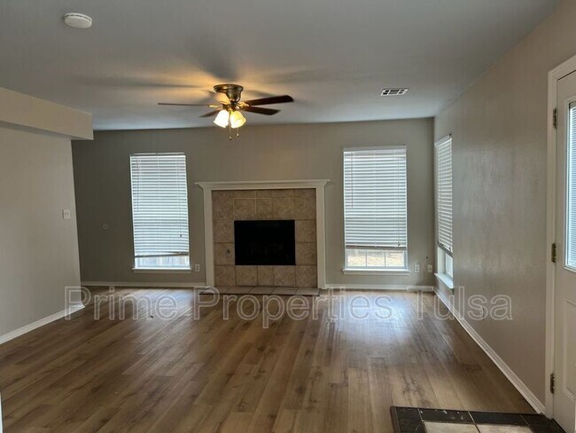 Building Photo - 1120 W Florence Ct