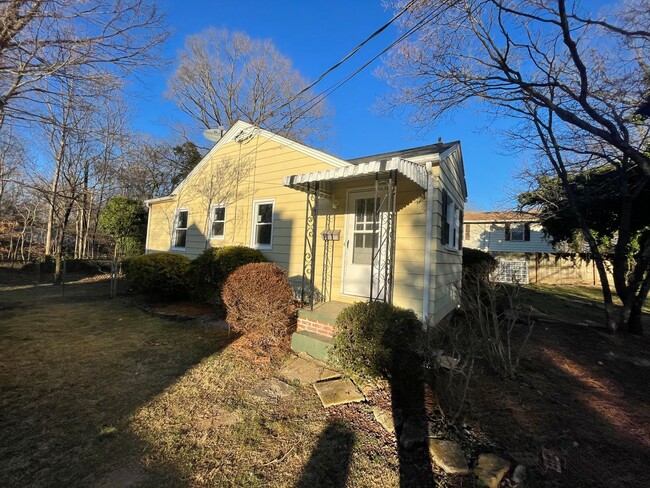 Building Photo - Renovated 2 BR Convenient to Battleground