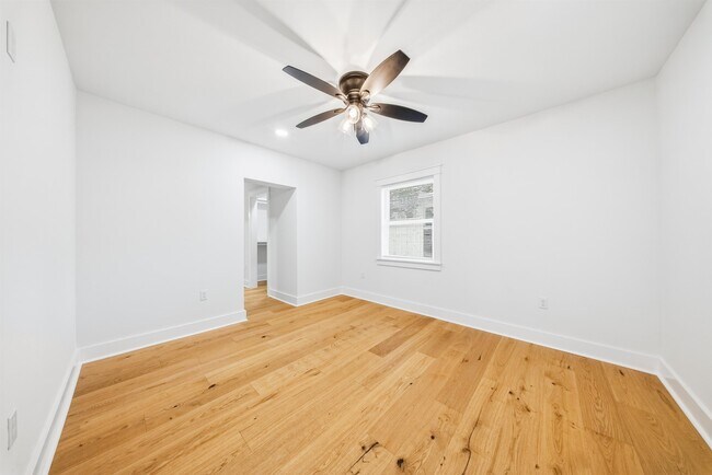 Building Photo - 1827 Fernando Dr