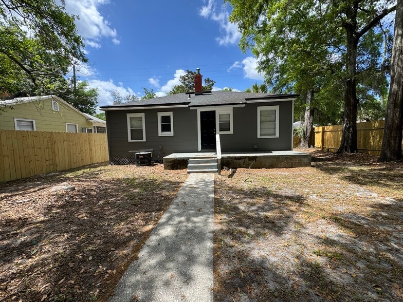 Building Photo - 1983 Lambert St