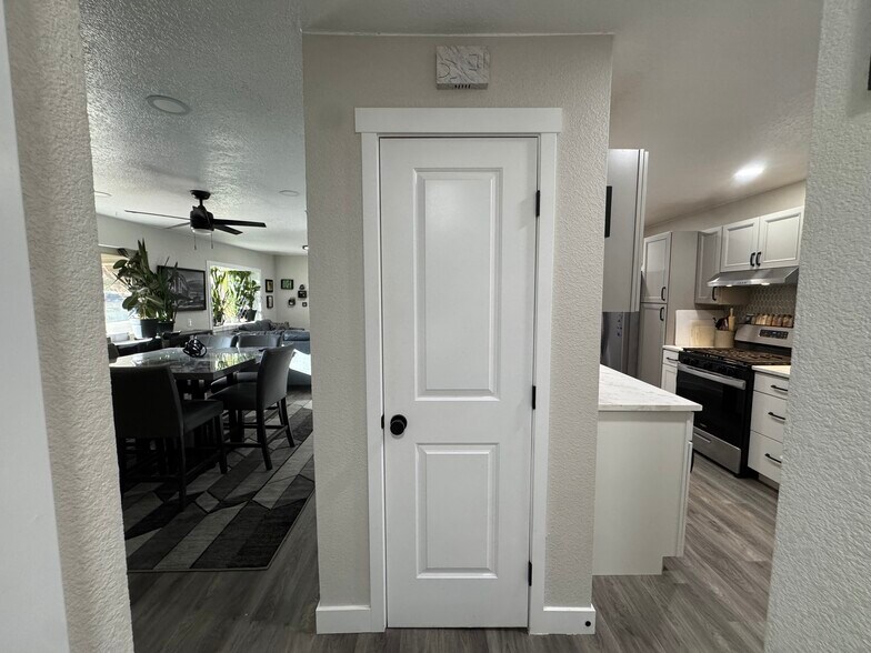 Building Photo - 7860 Linda Cir