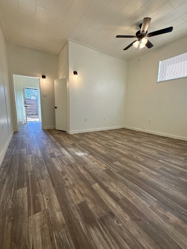 Building Photo - Great 1 bd apartment with private yard! Ridgecrest! Move in special!