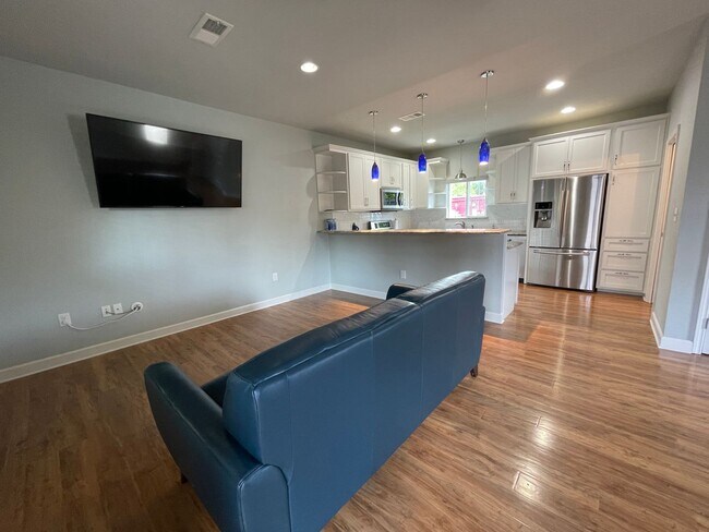 Building Photo - Amazing detached 2/2.5 duplex in Central Austin!!!