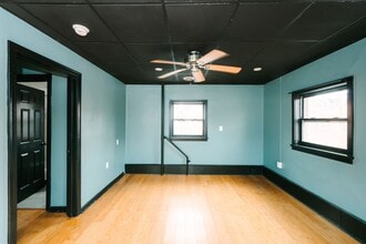 Building Photo - 922 Western Ave