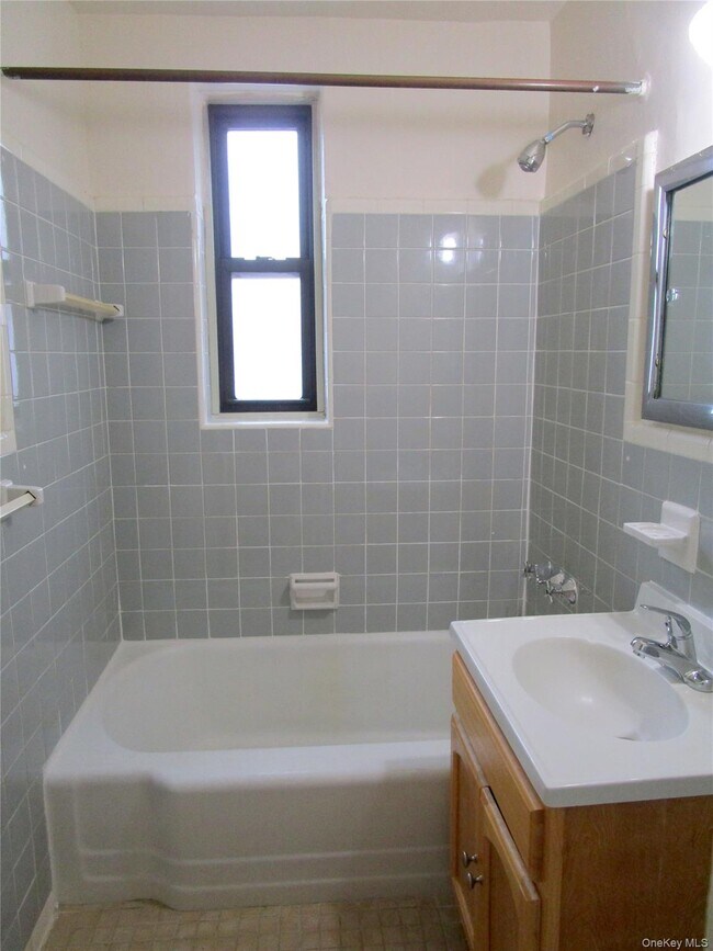 Building Photo - 123 Valentine Ln