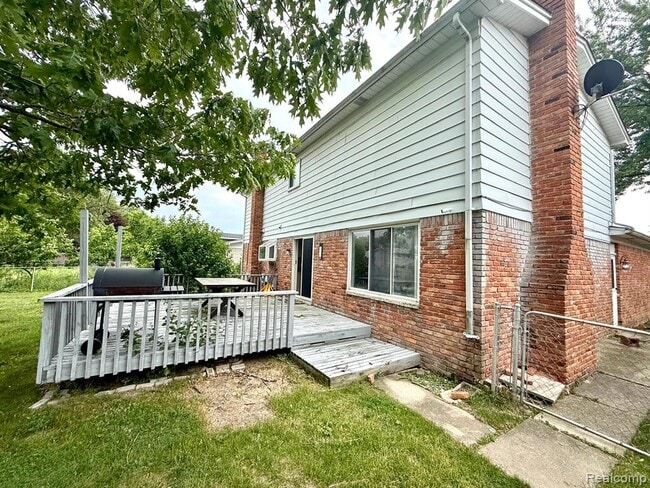 Building Photo - 1625 Lakewood Dr