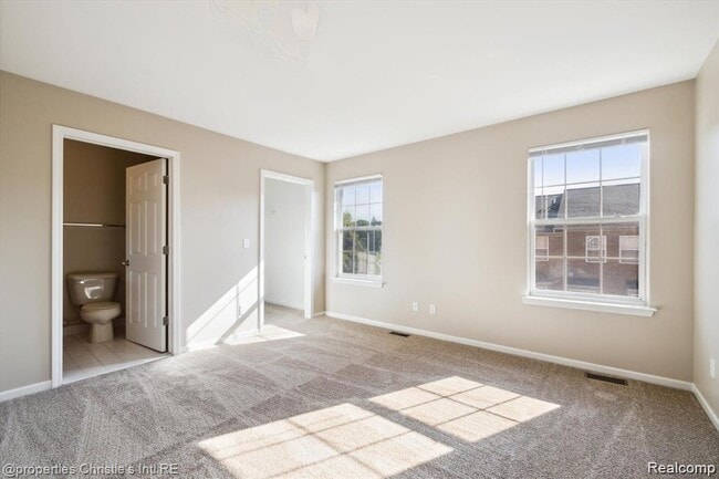 Building Photo - 22021 Parkview Dr