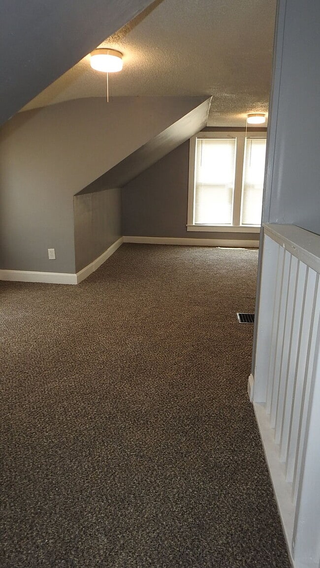 Building Photo - 3bed 2 bath in Indepedence
