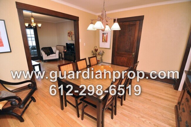 Building Photo - Main Floor Condo Available June 1st in Merriam Park, Original Woodwork & Built-ins, Sunroom, In U...