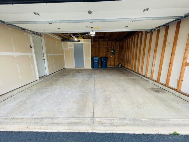 Building Photo - 1740 Windcrest Ln