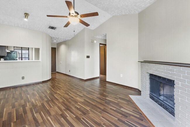 Primary Photo - Gorgeous Condo, 2 Bedrooms/2 Balconies/2 B...