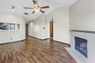 Building Photo - Gorgeous Condo, 2 Bedrooms/2 Balconies/2 B...