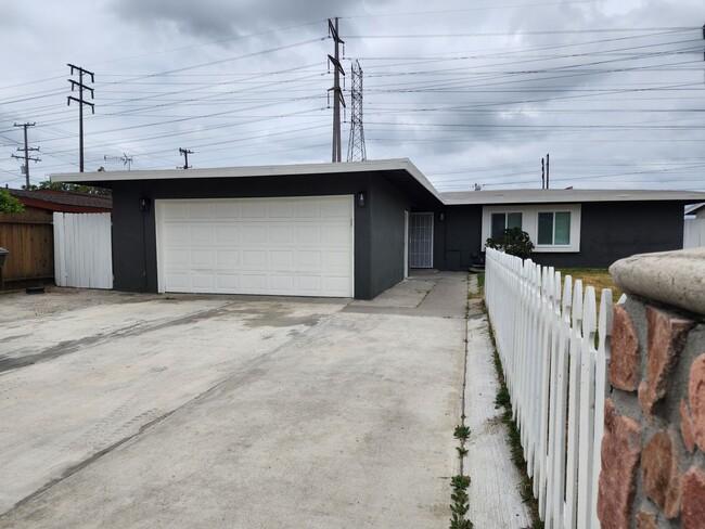 Building Photo - Charming 3-Bedroom Home Just 10 Minutes fr...