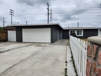 Building Photo - Charming 3-Bedroom Home Just 10 Minutes fr...