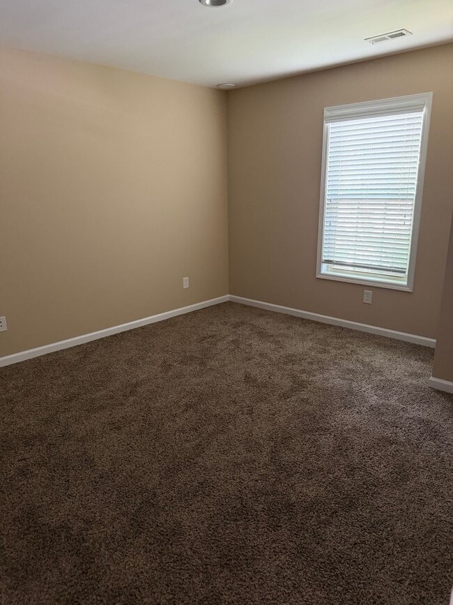Building Photo - 2 Bedroom / 2 Bath Johnson City, TN 37604