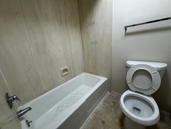 Building Photo - Great 1 Bedroom Near Rust Medical Center