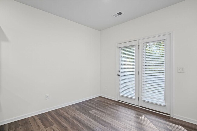 Building Photo - ***MOVE IN SPECIAL -$500 OF FIRST 2 MONTHS RENT WITH A MARCH 31ST OR SOONER MOVE IN DATE***Step i...