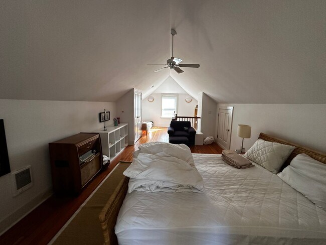 Building Photo - WestMoreland Gem! Portland Original, Huge deck, great backyard pets ok!