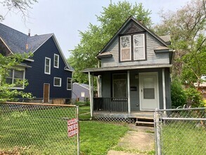 Building Photo - 2 Bedroom House in Rock Island