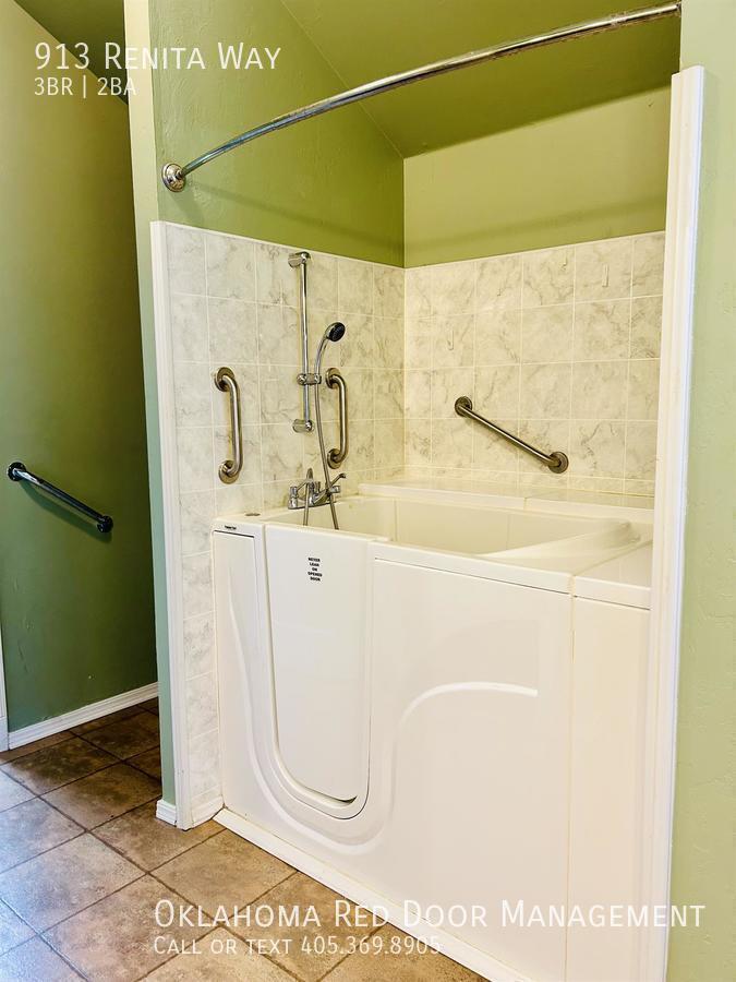 Building Photo - 913 Renita Way