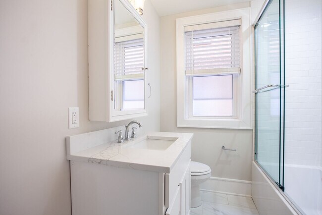 Building Photo - RENOVATED FROM TOP TO BOTTOM 2BD/1BATHS - ...