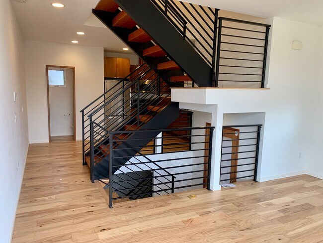 Building Photo - Mount Baker/Columbia City Townhome