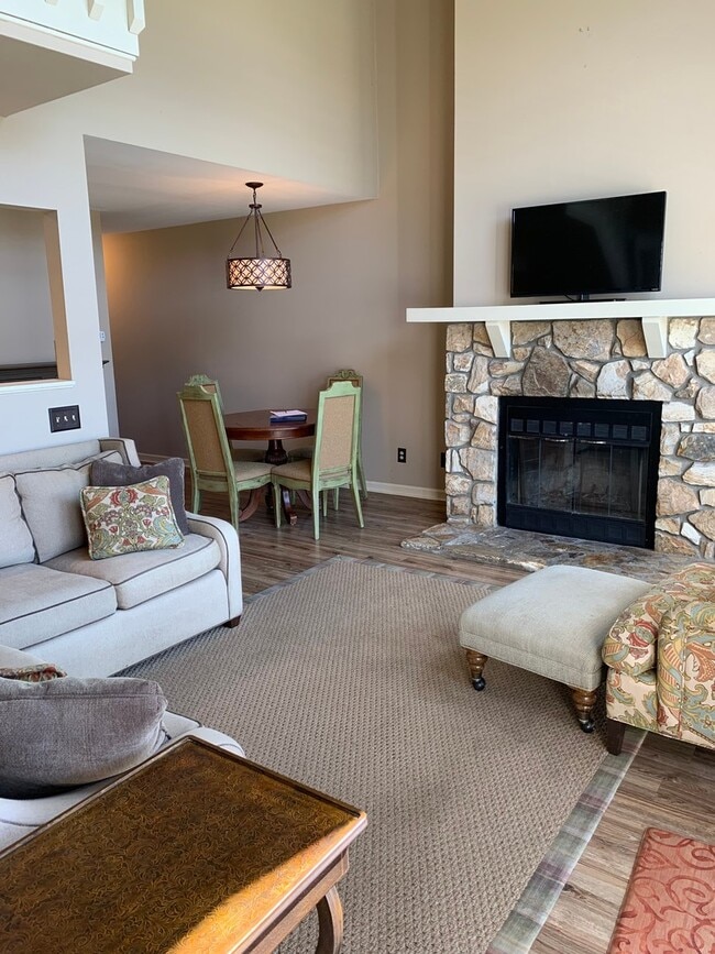 Building Photo - 2/2 Fully Furnished Condo in Willow Valley...