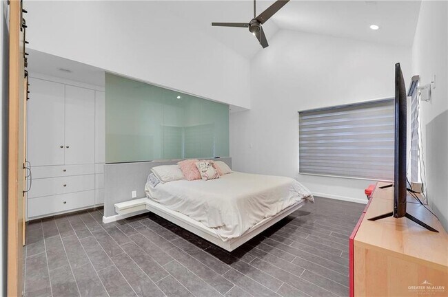 Building Photo - 2411 W Holland Ave