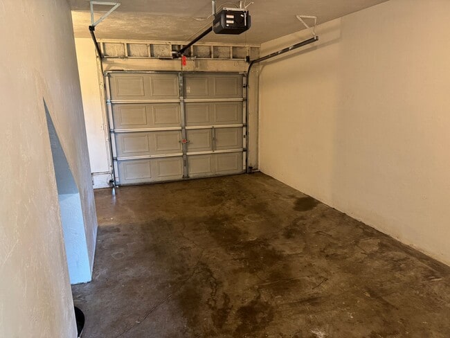 Building Photo - 2 bedroom 1.5 bathroom duplex in Springfield!