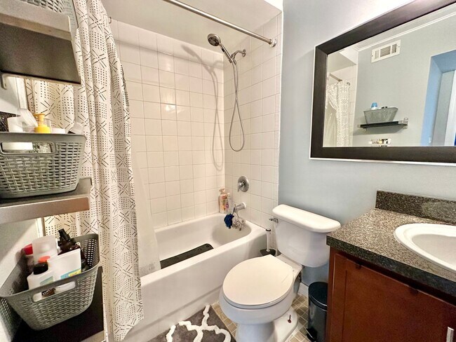 Building Photo - Simple & comfortable 2Beds/1Bath condo-liv...