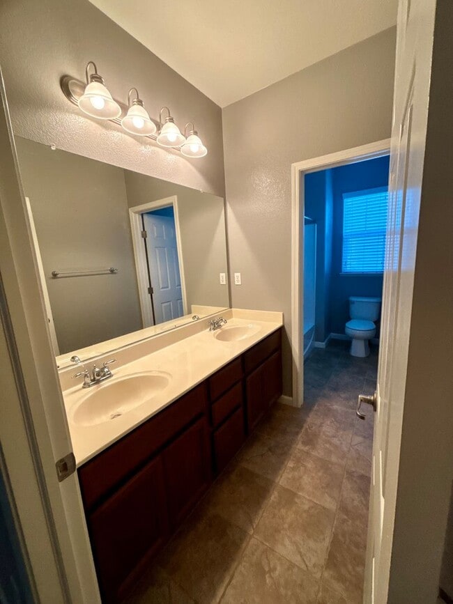 Building Photo - Beautiful Natomas 3/2.5 Home (Please Read Entire Marketing Ad for Viewings)