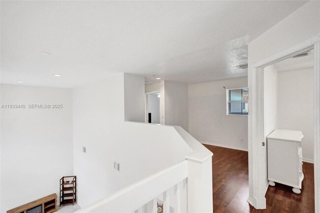 Building Photo - 1046 Satinleaf St