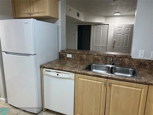 Building Photo - 529 E Sheridan St