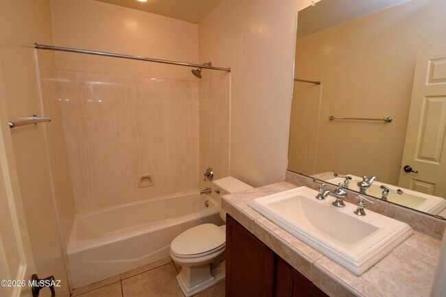 Building Photo - 334 E Cedarvale Rd