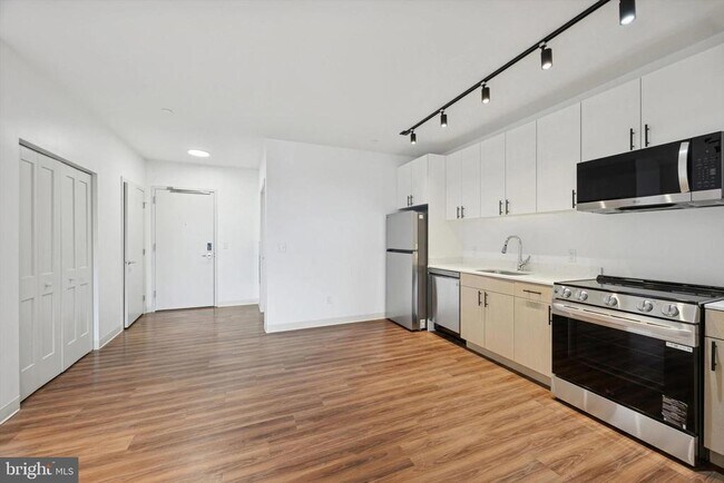 Building Photo - 4240 Chestnut St