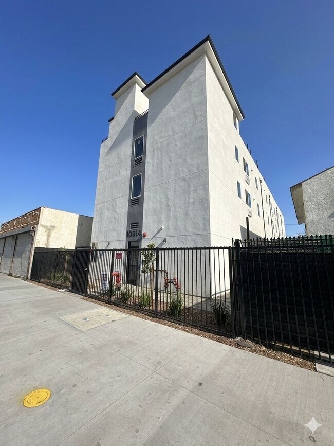 Building Photo - 10914 Main St