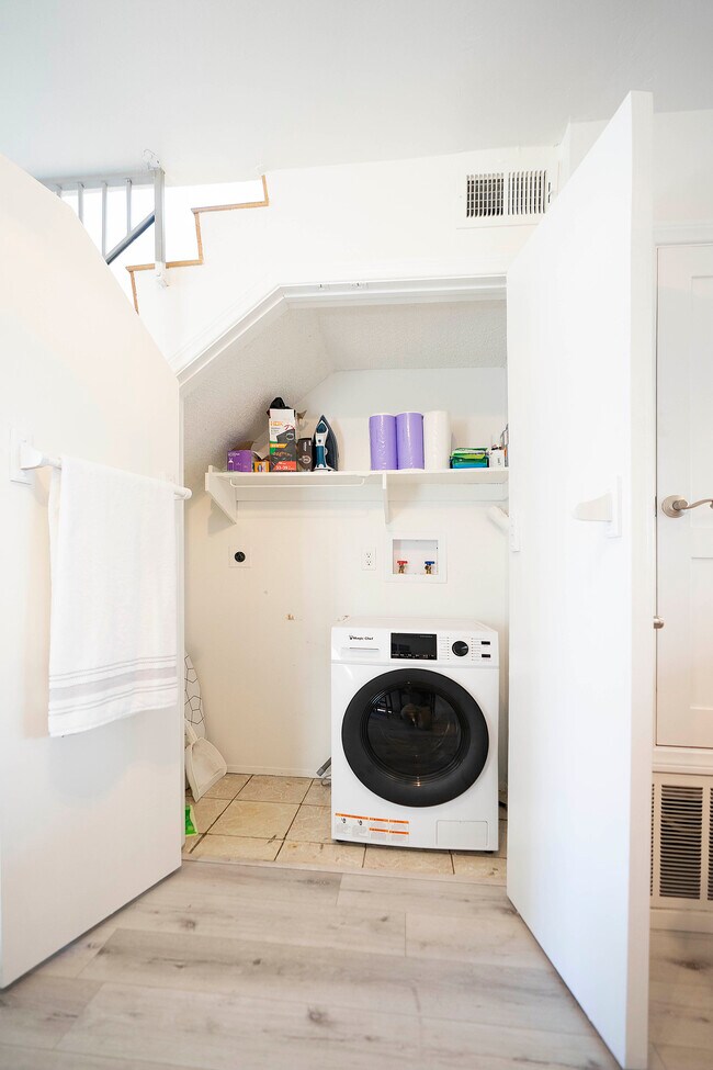 Building Photo - 832 13th St