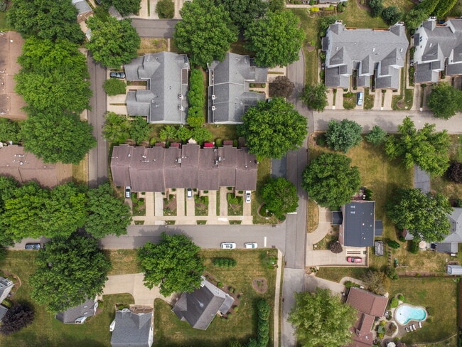 Building Photo - 804 Fairways Dr