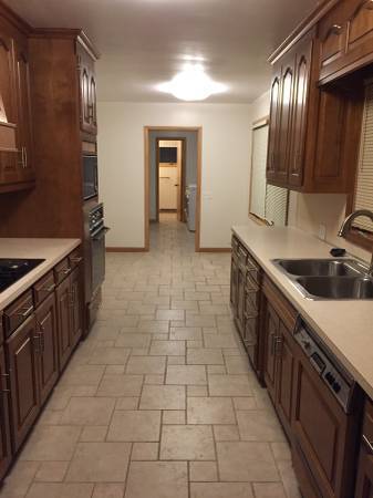 Building Photo - Beautiful Country Club area home available...