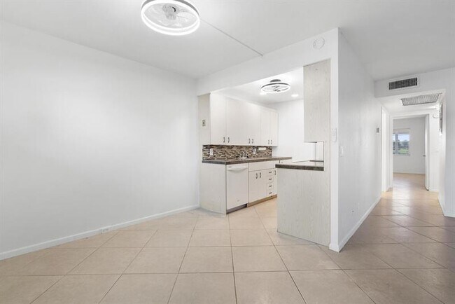 Building Photo - 1056 Exeter