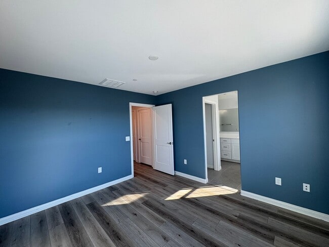 Building Photo - Modern Turn-Key Three-Story Townhome