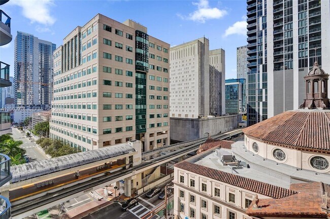 Building Photo - 121 NE 5th St