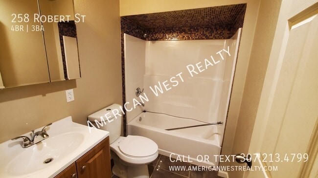 Building Photo - 258 Robert St